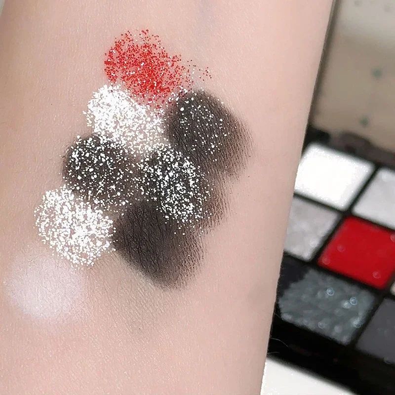 Paleta de sombras 9 cores preto e vermelho gótica